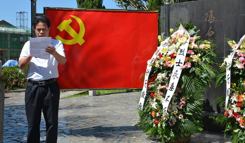 (邝必清代表机关党委委员重温入党志愿书)